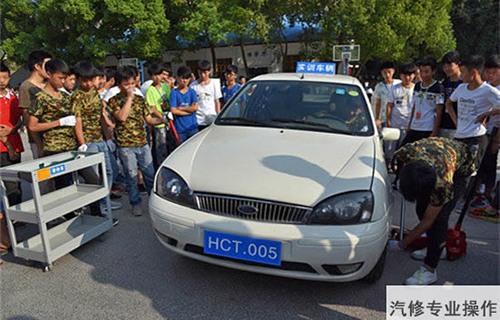 重慶春琿人文技工學(xué)校汽車專業(yè)實(shí)操圖片