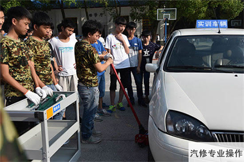 重慶春琿人文技工學(xué)校汽車專業(yè)實(shí)操圖片