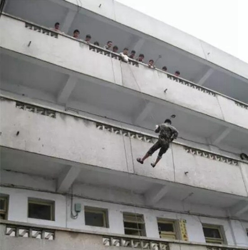 貴州國防軍事職業(yè)學(xué)校(貴陽國防軍校)高空速降