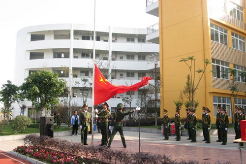 成都建筑職業(yè)中專學(xué)校升國旗