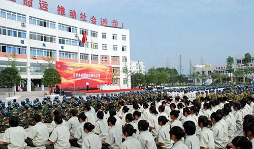 成都指南針職業(yè)技術(shù)學(xué)校新生軍訓(xùn)