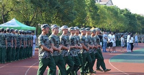 成都市中山職業(yè)技術(shù)學(xué)校新生軍訓(xùn)