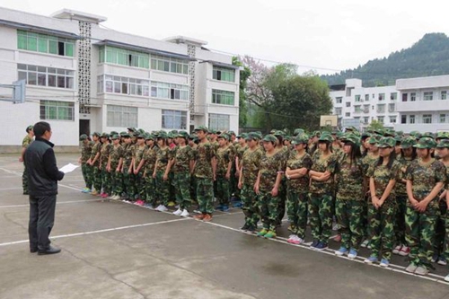 巴中市巴州區(qū)化成職業(yè)中學新生軍訓2