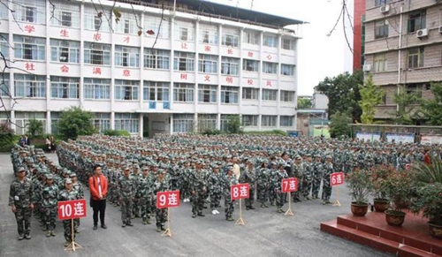 四川省開江縣職業(yè)中學(xué)新生軍訓(xùn)