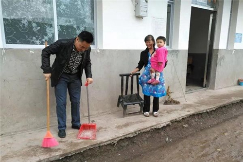 大竹縣中峰職業(yè)技術(shù)學(xué)校慰問貧困戶