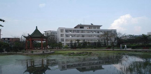 四川江油工業(yè)學(xué)校湖面景色