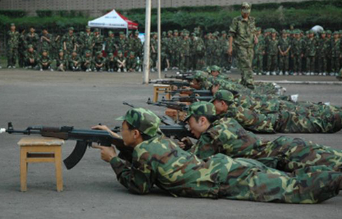 重慶航天職業(yè)技術(shù)學(xué)院新生軍訓(xùn)打靶