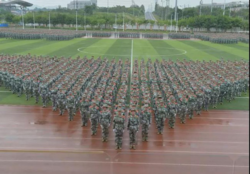 重慶商務(wù)職業(yè)學(xué)院軍訓(xùn)表演