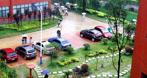 貴州工商職業(yè)學(xué)院校園雨季