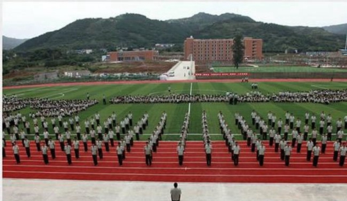 四川天一學(xué)院金堂軍訓(xùn)場景