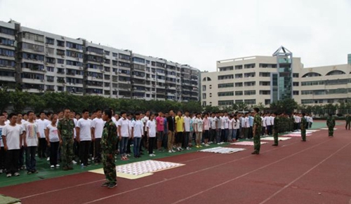 遂寧中學(xué)新生軍訓(xùn)