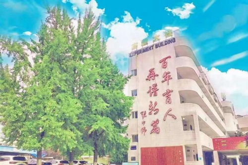 四川省彭州市第一中學(xué)教學(xué)樓側(cè)面