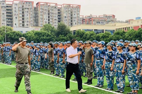 成都高新實驗中學軍訓檢閱