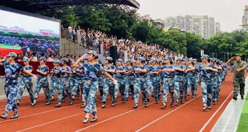 成都高新實驗中學新生軍訓