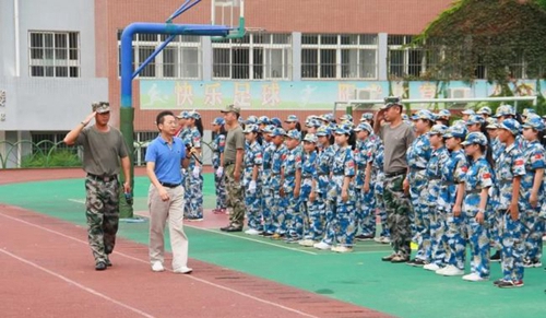 四川師范大學(xué)附屬中學(xué)外國(guó)語(yǔ)學(xué)校軍訓(xùn)檢閱