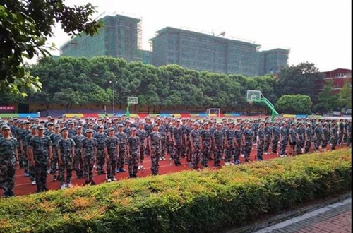 成都石室佳興外國語實(shí)驗(yàn)學(xué)校新生軍訓(xùn)