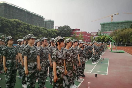 成都石室佳興外國語實(shí)驗(yàn)學(xué)校新生軍訓(xùn)3