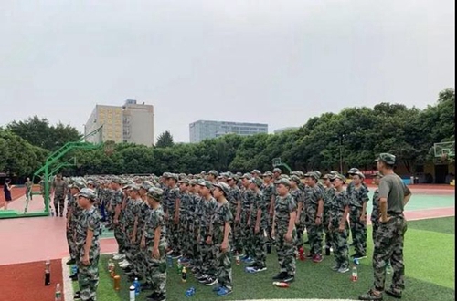 成都石室佳興外國語實(shí)驗(yàn)學(xué)校新生軍訓(xùn)4