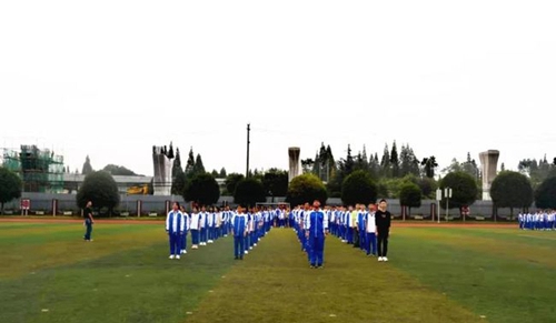 都江堰市青城山高級中學(xué)新生軍訓(xùn)