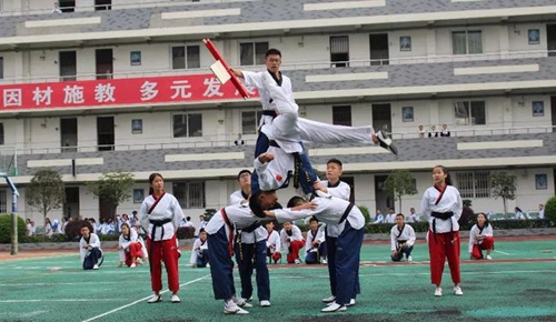 四川省成都市第十一中學(xué)武術(shù)表演