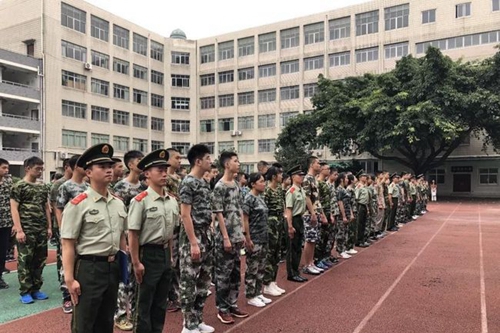 四川省成都市第十一中學(xué)新生軍訓(xùn)