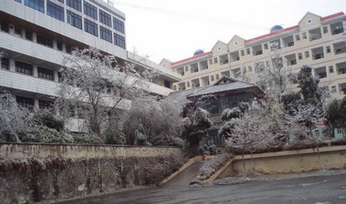 貴州獨(dú)山高級(jí)中學(xué)校園雪景